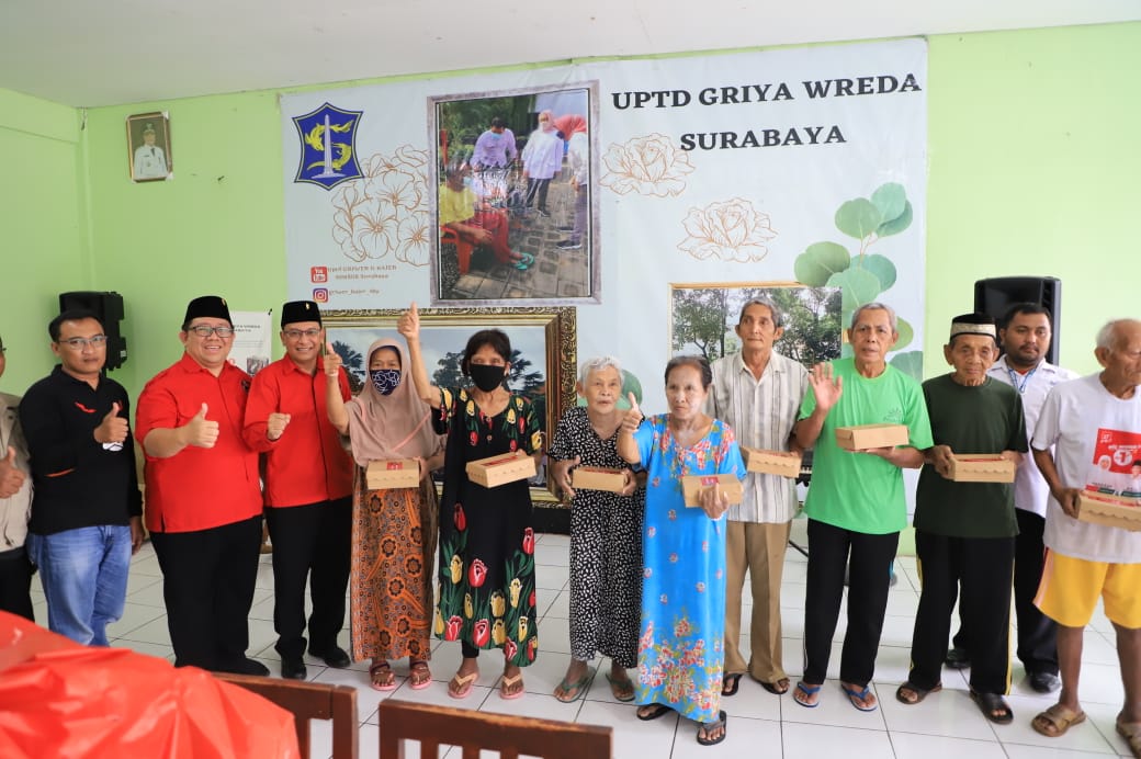 Rayakan HUT Partai dan Ultah Ketua Umum, PDIP Jatim Bagikan Makanan Sehat