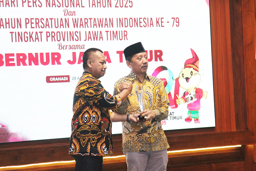 H Achmad Fauzi, Komut PT PJU Terima PWI Jatim Award