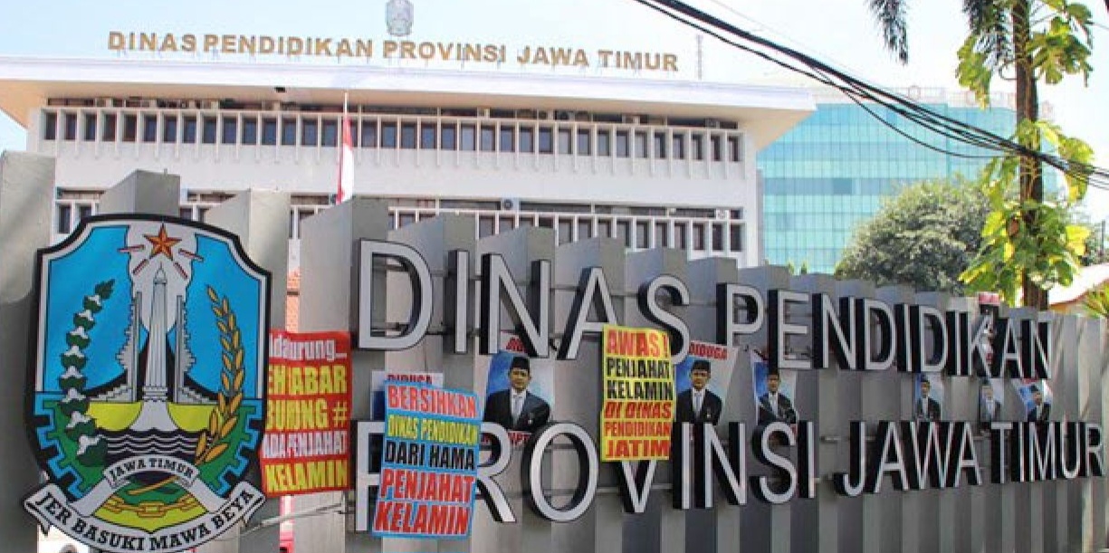 Poster Penjahat Kelamin Terpampang Depan Kantor Dindik Jatim, Siapa?