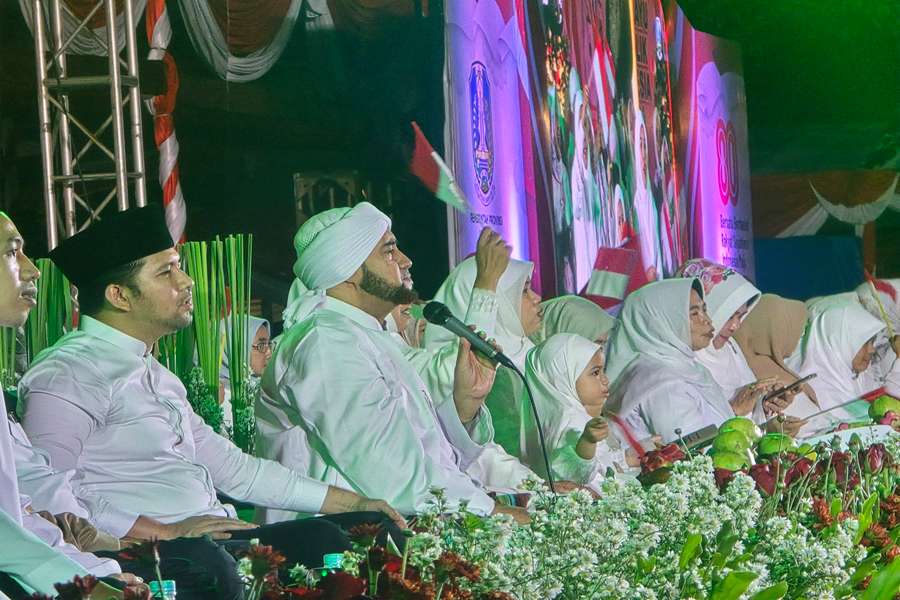 Pesan Khofifah saat Sholawatan Bareng Habib Syech: Makin Sejuk Jatim, Makin Damai Indonesia!