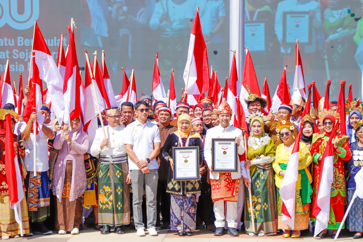 Pemprov Jatim Gelar Upacara HUT ke-80 RI di Grahadi, Pecahkan Dua Rekor Dunia MURI