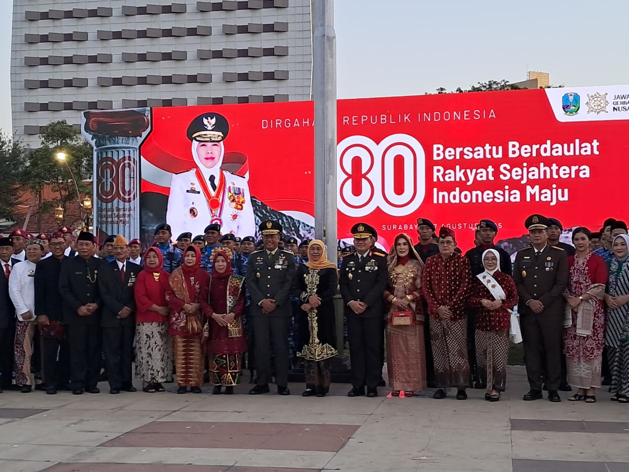 Ribuan Warga Padati Grahadi, Penurunan Bendera HUT ke-80 Kemerdekaan RI Tetap Meriah