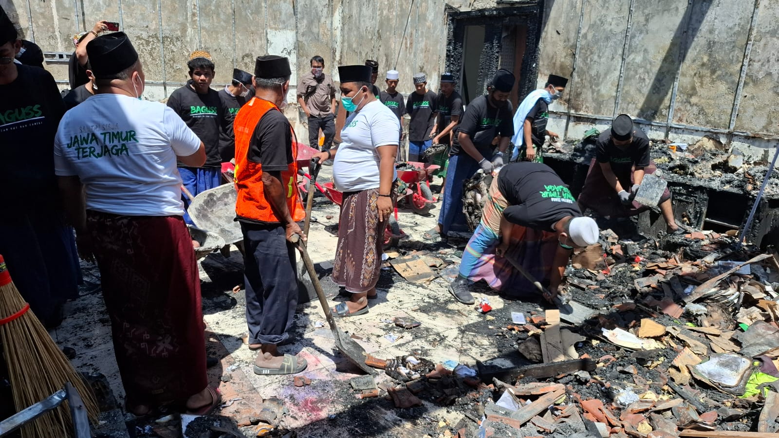 Ratusan Relawan Baguss Jatim Turun Gunung Bersihkan Sisa Kebakaran Grahadi