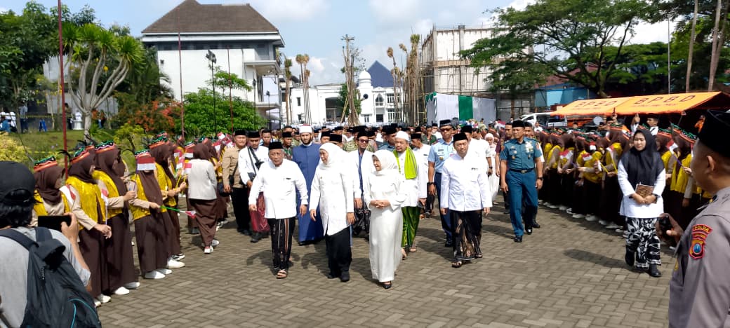 HSN 2025: Khofifah Tegaskan Santri dan Pesantren Penjaga NKRI dan Penentu Peradaban Dunia