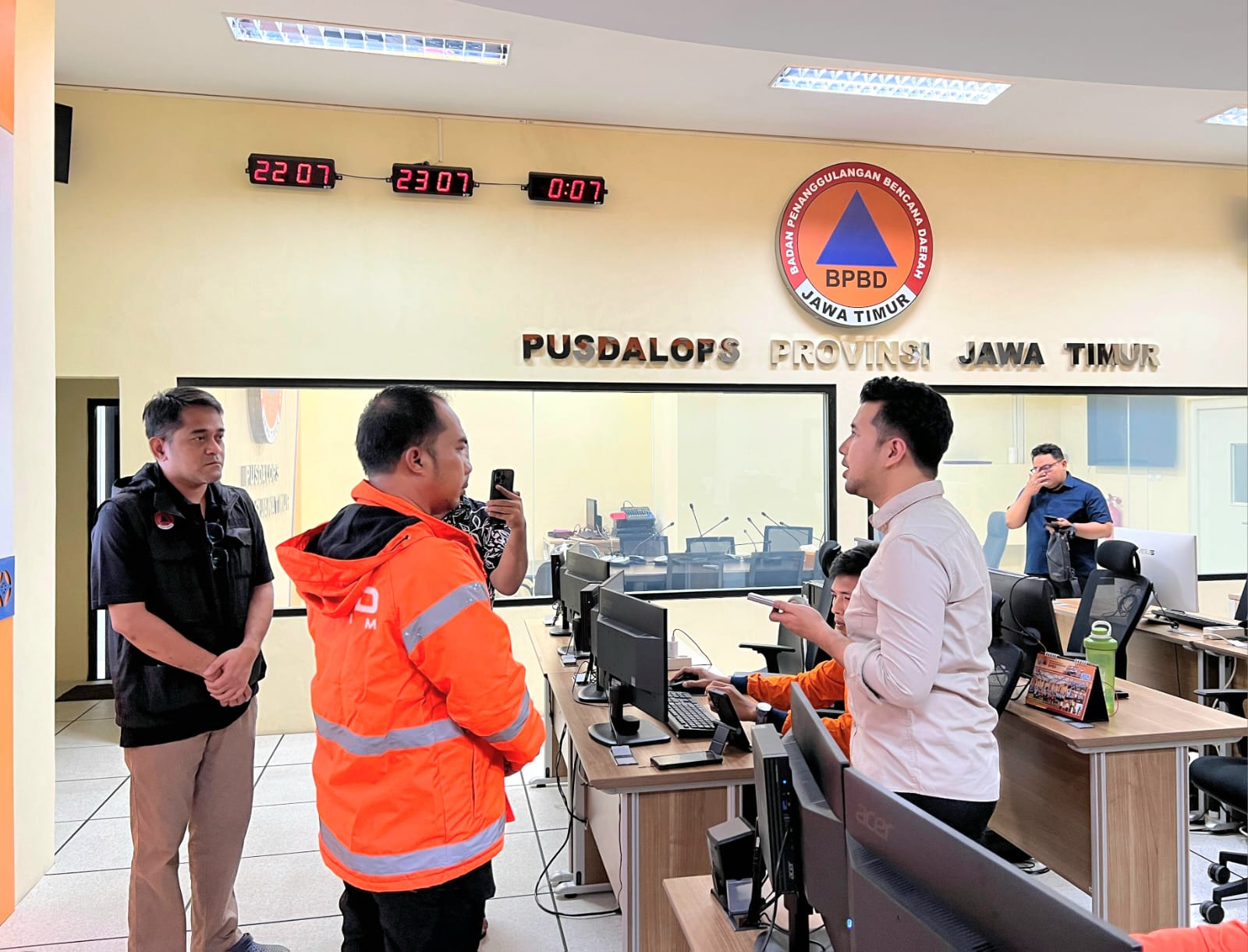 Pantau Bencana, Wagub Emil dan Sekdaprov Adhy Kunjungi Pusdalops PB BPBD Jatim