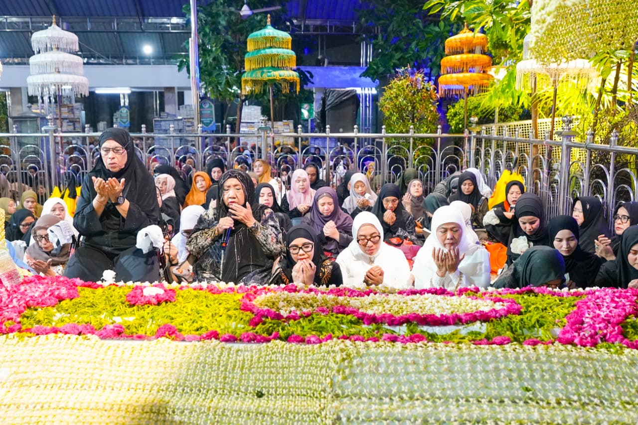 Gubernur Khofifah dan Menteri PPPA Menyatu Bersama Ribuan Jemaah di Haul Agung Sunan Ampel