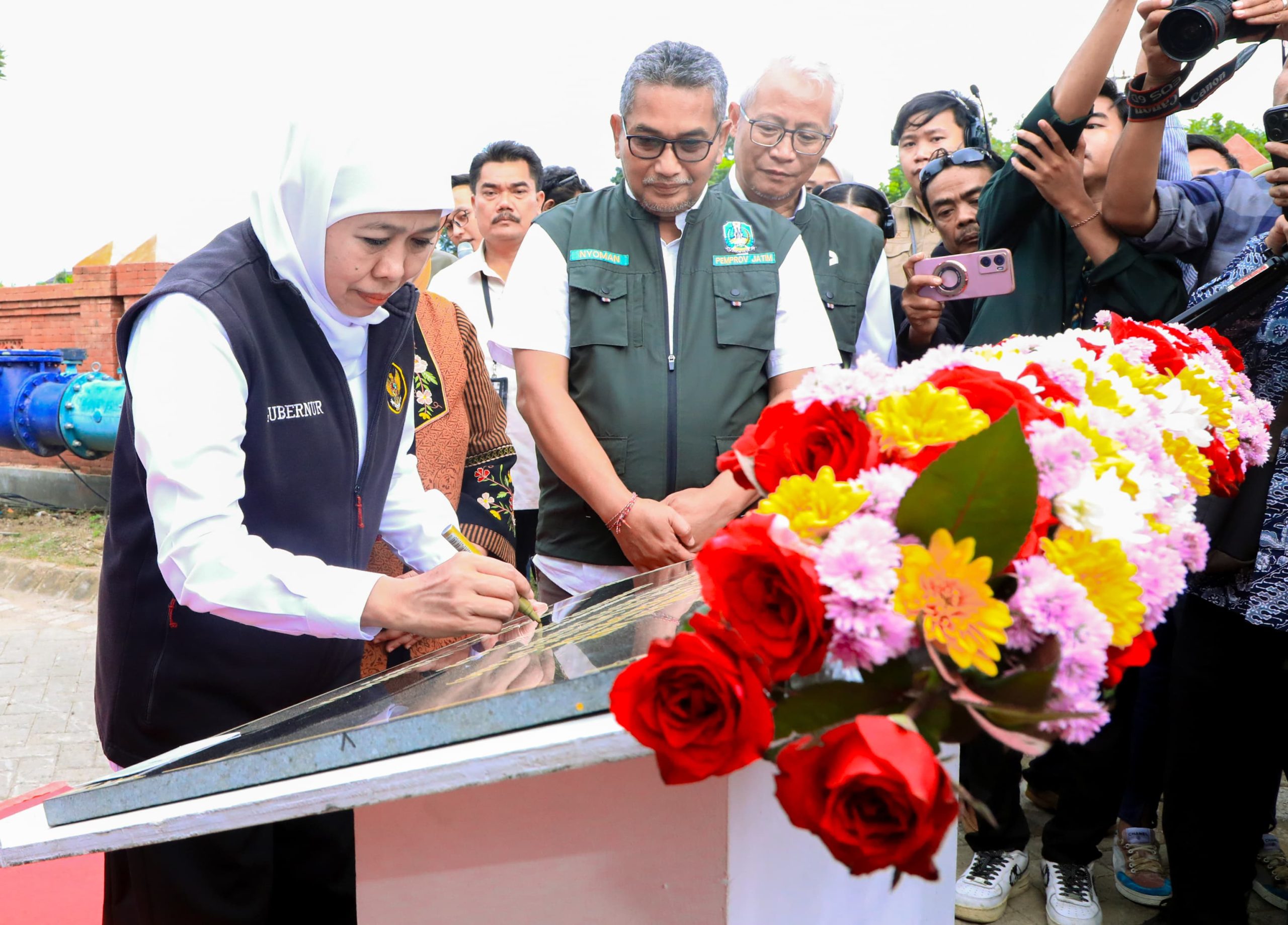 Khofifah Resmikan Instalasi Pengolahan Air SPAM Mojolagres, Kapasitas Saat ini 300 Liter/Detik